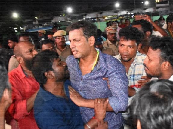 மேடையிலேயே மயங்கி விழுந்த நடிகர் விஷால் மேடையிலேயே மயங்கி விழுந்த நடிகர் விஷால்