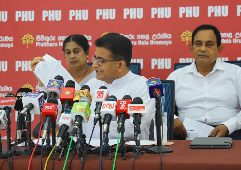 பிமல் விடுத்த கொள்கலன்களில் ஆயுதங்கள் இருந்தனவா? நாட்டில் துப்பாக்கிடுகள் அதிகரிப்பு – தலைத்தூக்கியுள்ள பாதாள உலகம் பிமல் விடுத்த கொள்கலன்களில் ஆயுதங்கள் இருந்தனவா? நாட்டில் துப்பாக்கிடுகள் அதிகரிப்பு – தலைத்தூக்கியுள்ள பாதாள உலகம்