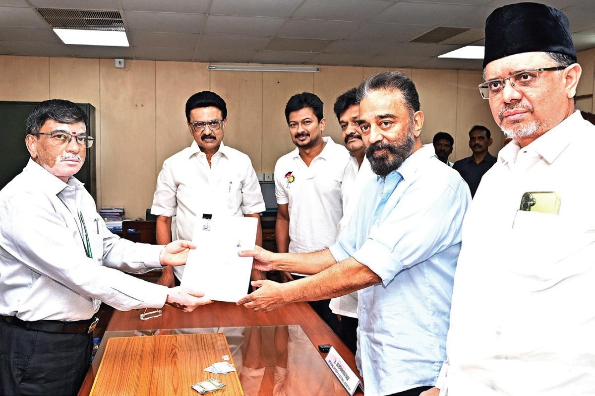 மாநிலங்களவை தேர்தலில் போட்டியிடும் திமுக, அதிமுக வேட்பாளர்கள் மனுதாக்கல்: 6 பேர் போட்டியின்றி தேர்வு உறுதி மாநிலங்களவை தேர்தலில் போட்டியிடும் திமுக, அதிமுக வேட்பாளர்கள் மனுதாக்கல்: 6 பேர் போட்டியின்றி தேர்வு உறுதி