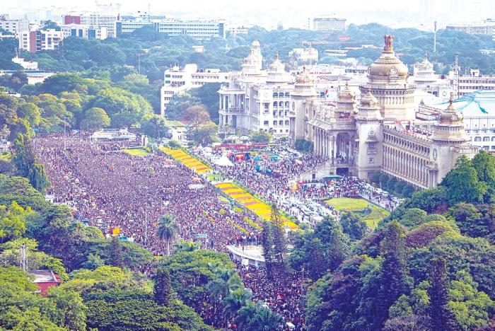 ஆர்சிபி வெற்றிக் கொண்டாட்டத்தில் பெருந்துயரம்: பெங்களூரு நெரிசலில் சிக்கி 11 ரசிகர்கள் உயிரிழப்பு ஆர்சிபி வெற்றிக் கொண்டாட்டத்தில் பெருந்துயரம்: பெங்களூரு நெரிசலில் சிக்கி 11 ரசிகர்கள் உயிரிழப்பு