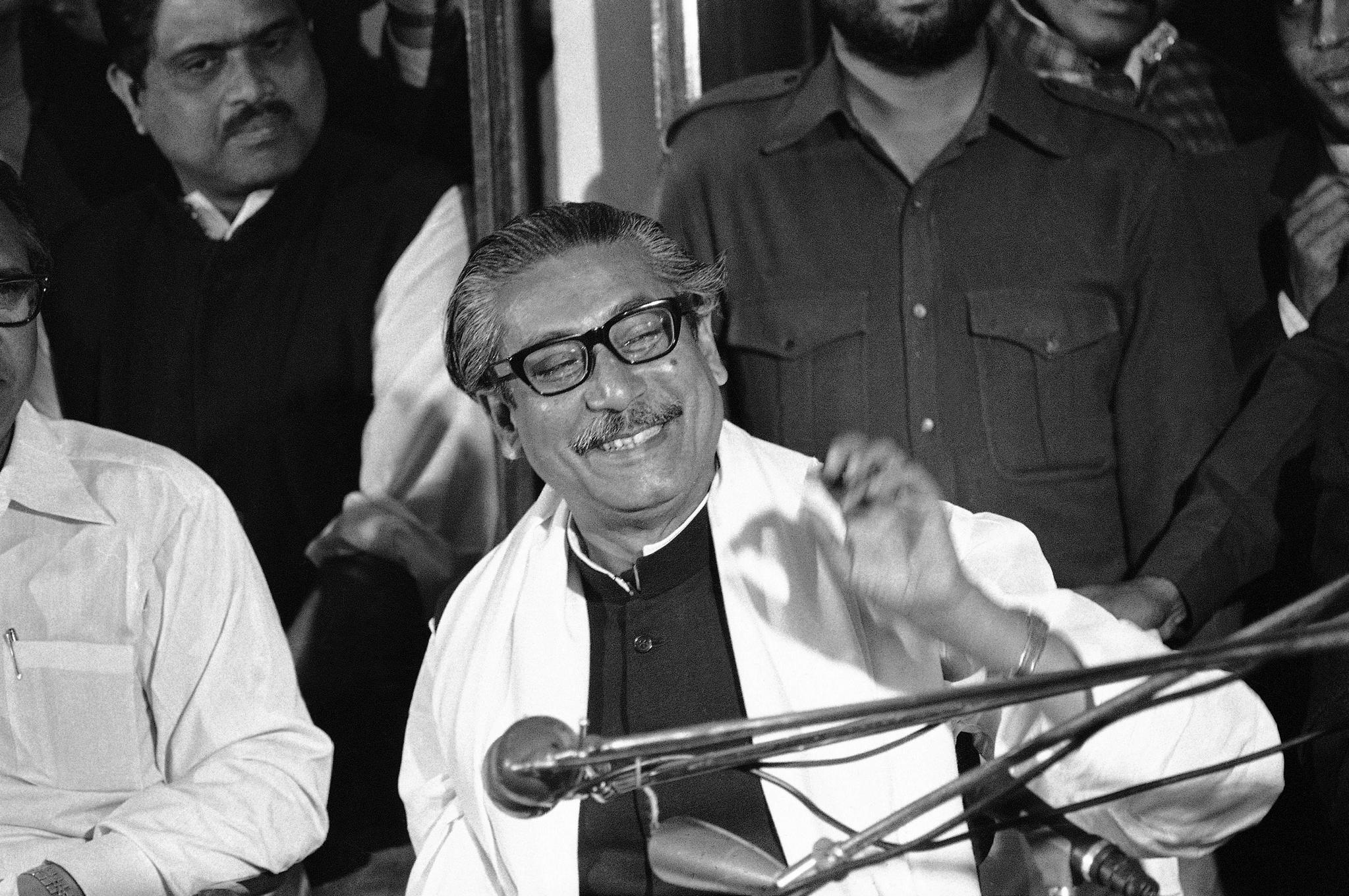 முஜிபுர் ரஹ்மானின் தேசத்தந்தை பட்டம் பறிப்பு