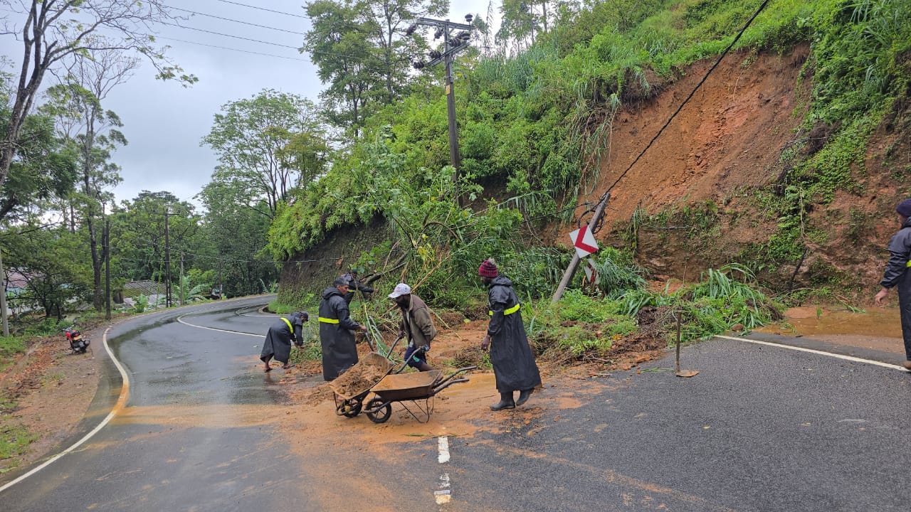 நுவரெலியாவில் காற்றுடன் கூடிய மழையினால் போக்குவரத்து பாதிப்பு நுவரெலியாவில் காற்றுடன் கூடிய மழையினால் போக்குவரத்து பாதிப்பு