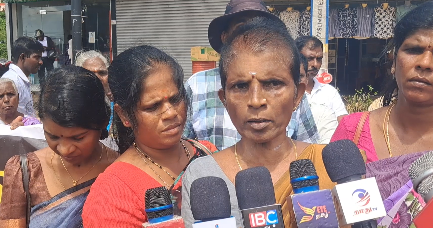‘இலங்கைக்கு வர வேண்டாம்’ மனித உரிமைகள் உயர்ஸ்தானிகருக்கு அறிவுறுத்தல் ‘இலங்கைக்கு வர வேண்டாம்’ மனித உரிமைகள் உயர்ஸ்தானிகருக்கு அறிவுறுத்தல்