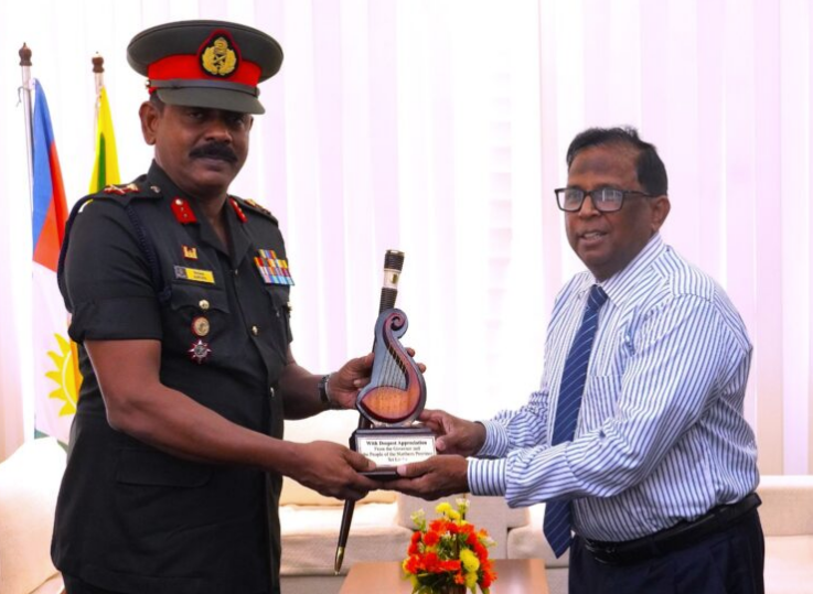ஆளுநரை சந்தித்த யாழ்.மாவட்ட கட்டளைத் தளபதி ஆளுநரை சந்தித்த யாழ்.மாவட்ட கட்டளைத் தளபதி