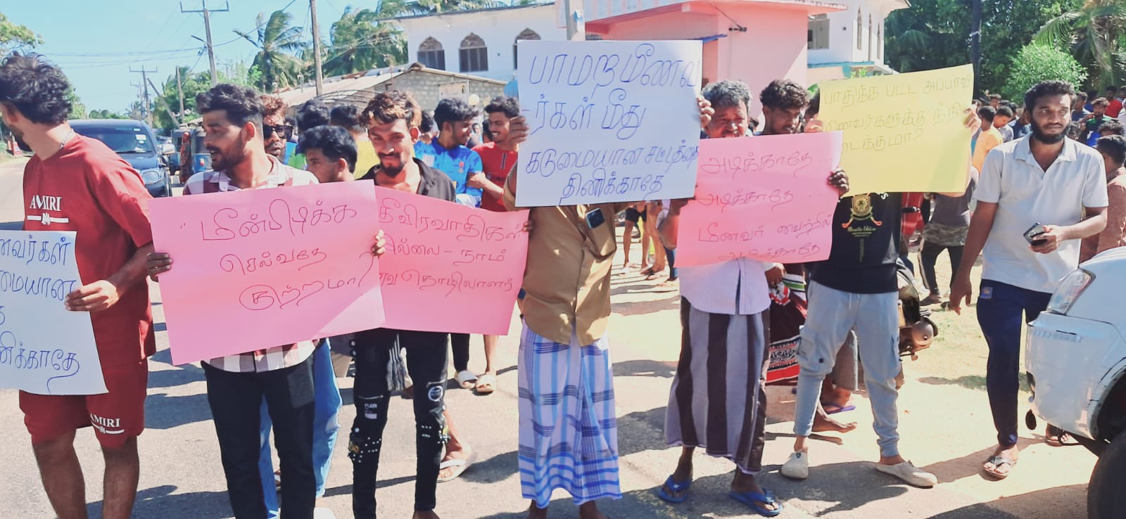 கிழக்கு கடலில் கடற்படையின் துப்பாக்கிச் சூட்டில் மீனவர் படுகாயம், அரசு விசாரணை கிழக்கு கடலில் கடற்படையின் துப்பாக்கிச் சூட்டில் மீனவர் படுகாயம், அரசு விசாரணை