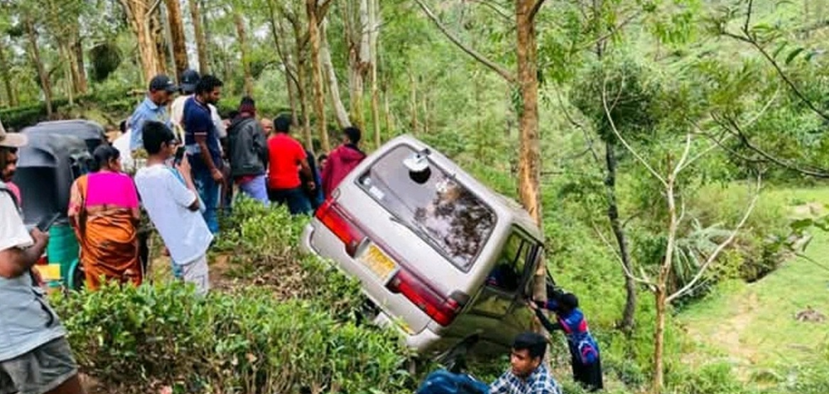 நுவரெலியா , உடப்புசல்லா பிரதான வீதியில் விபத்துக்குள்ளான வேன் – மூவர் காயம் நுவரெலியா , உடப்புசல்லா பிரதான வீதியில் விபத்துக்குள்ளான வேன் – மூவர் காயம்