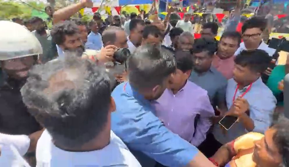 யாழில் போராட்ட களத்திலிருந்து அமைச்சர் சந்திரசேகரம் வெளியேற்றம் யாழில் போராட்ட களத்திலிருந்து அமைச்சர் சந்திரசேகரம் வெளியேற்றம்