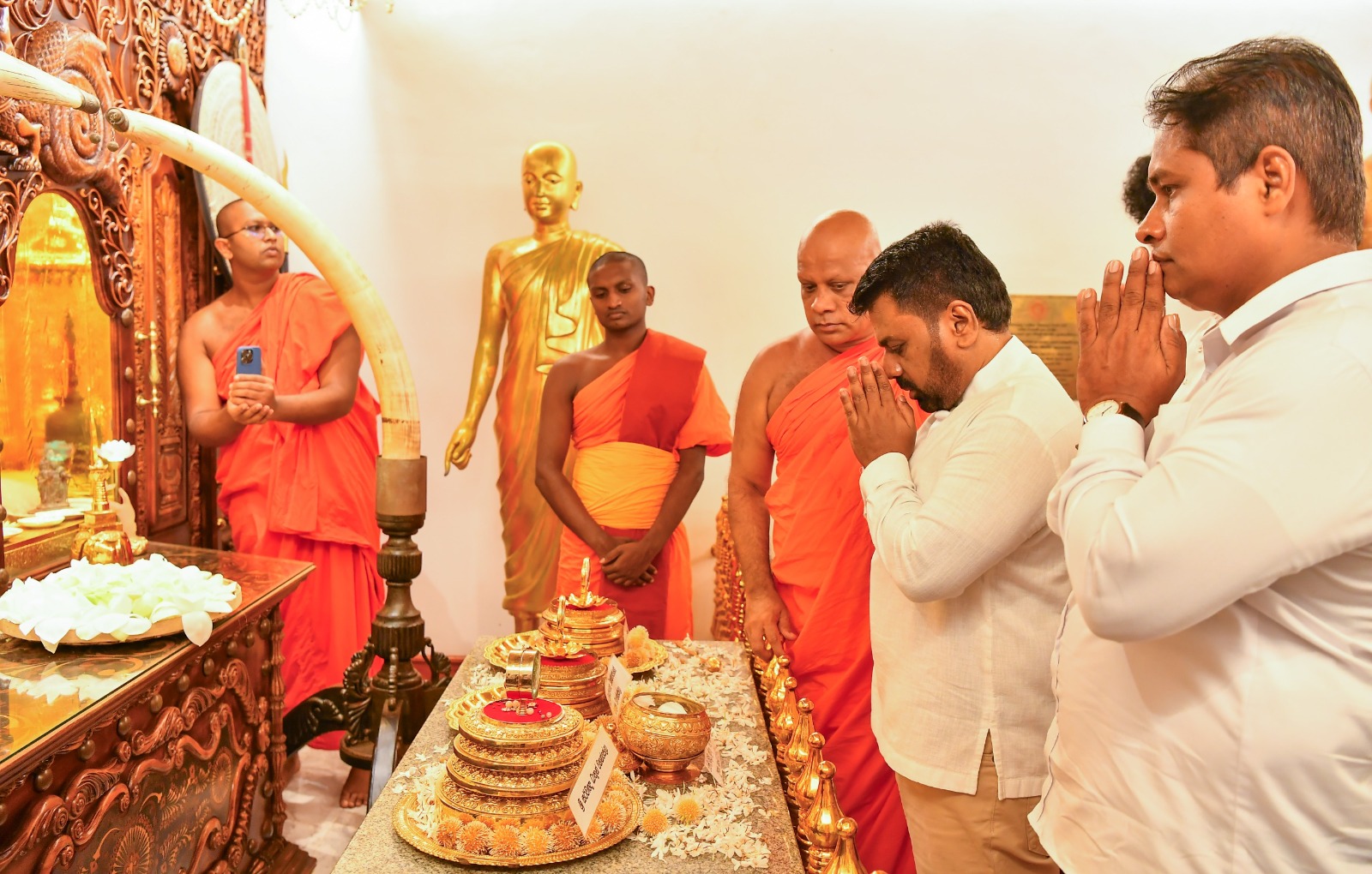 பௌத்த மதத்தால் பெறப்பட்ட நாகரிக பாரம்பரியத்துடன், சிறந்த சமூக மாற்றத்திற்காக ஒன்றிணைவோம்- ஜனாதிபதி பௌத்த மதத்தால் பெறப்பட்ட நாகரிக பாரம்பரியத்துடன், சிறந்த சமூக மாற்றத்திற்காக ஒன்றிணைவோம்- ஜனாதிபதி
