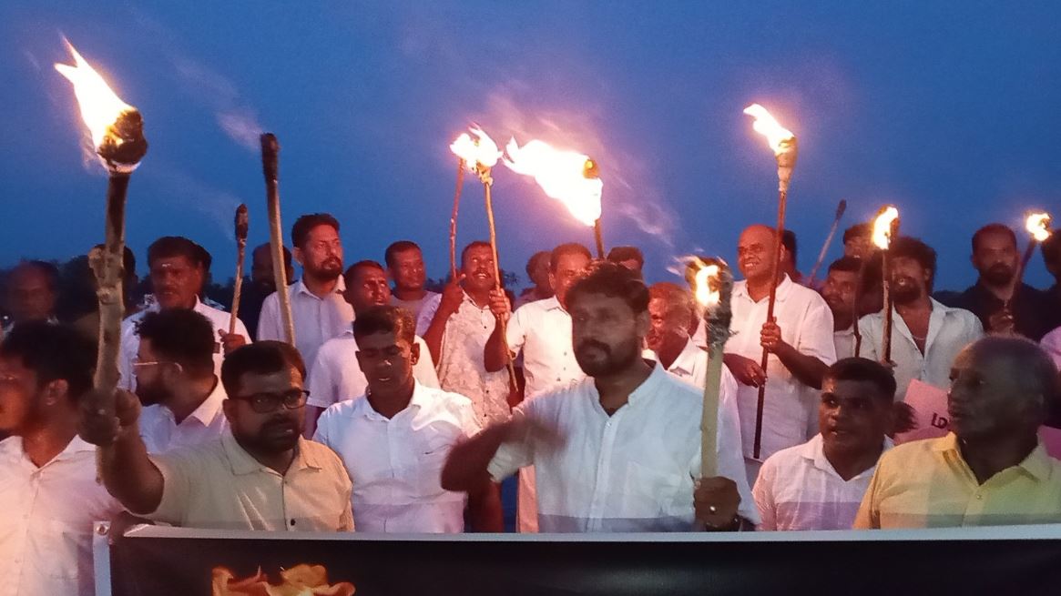 தீப்பந்தங்களை ஏந்தி அணையா விளக்கு போராட்டத்திற்கு ஆதரவு