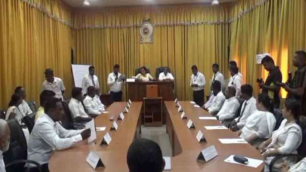 நாவலப்பிட்டி நகர சபையின் அதிகாரம் சுயேச்சைக் குழுக்கள் வசமானது நாவலப்பிட்டி நகர சபையின் அதிகாரம் சுயேச்சைக் குழுக்கள் வசமானது
