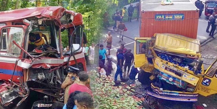 எஹெலியகொடவில் லொறியுடன் மோதி பேருந்து விபத்து – 18 பேர் காயம் எஹெலியகொடவில் லொறியுடன் மோதி பேருந்து விபத்து – 18 பேர் காயம்