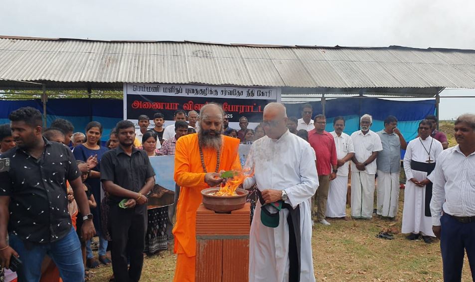 செம்மணியில் ஏற்றப்பட்டது “அணையா தீபம்” செம்மணியில் ஏற்றப்பட்டது “அணையா தீபம்”