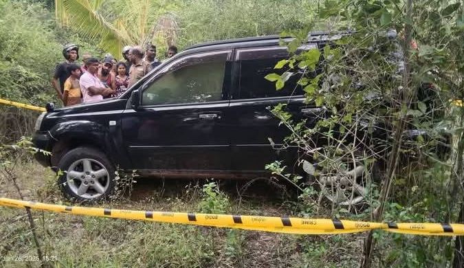 காரில் எரிந்த நிலையில் உணவக உரிமையாளர் ஒருவர் சடலமாக மீட்பு காரில் எரிந்த நிலையில் உணவக உரிமையாளர் ஒருவர் சடலமாக மீட்பு