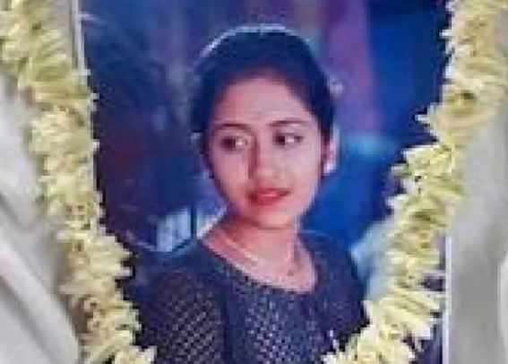 உயிருடன் உள்ள மகளுக்கு இறுதிச் சடங்கு செய்த குடும்பத்தினர்