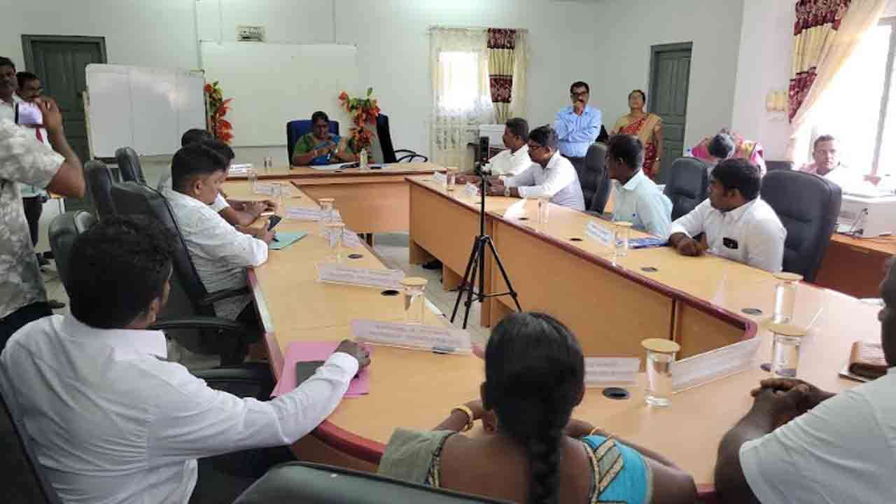 ஊர்காவற்றுறை பிரதேச சபையின் தவிசாளர் திருவுளச்சீட்டு முறையில் தெரிவு ஊர்காவற்றுறை பிரதேச சபையின் தவிசாளர் திருவுளச்சீட்டு முறையில் தெரிவு