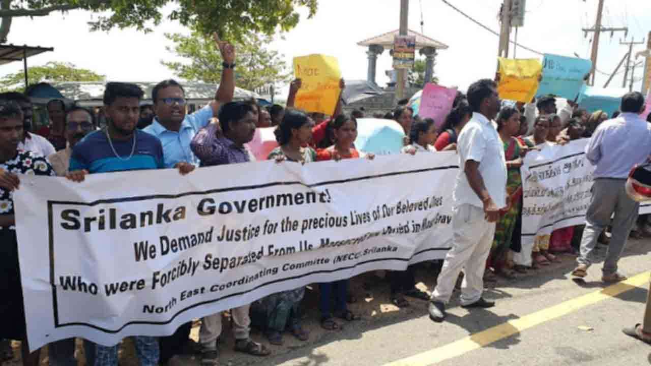 செம்மணியில் கவனயீர்ப்பு ஆர்ப்பாட்டம் செம்மணியில் கவனயீர்ப்பு ஆர்ப்பாட்டம்