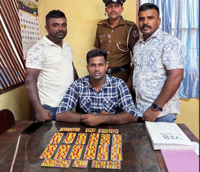 சாவகச்சேரியில் பாடசாலை மாணவர்களுக்கு போதைப்பொருள் விற்பனை செய்த வர்த்தகர் கைது சாவகச்சேரியில் பாடசாலை மாணவர்களுக்கு போதைப்பொருள் விற்பனை செய்த வர்த்தகர் கைது