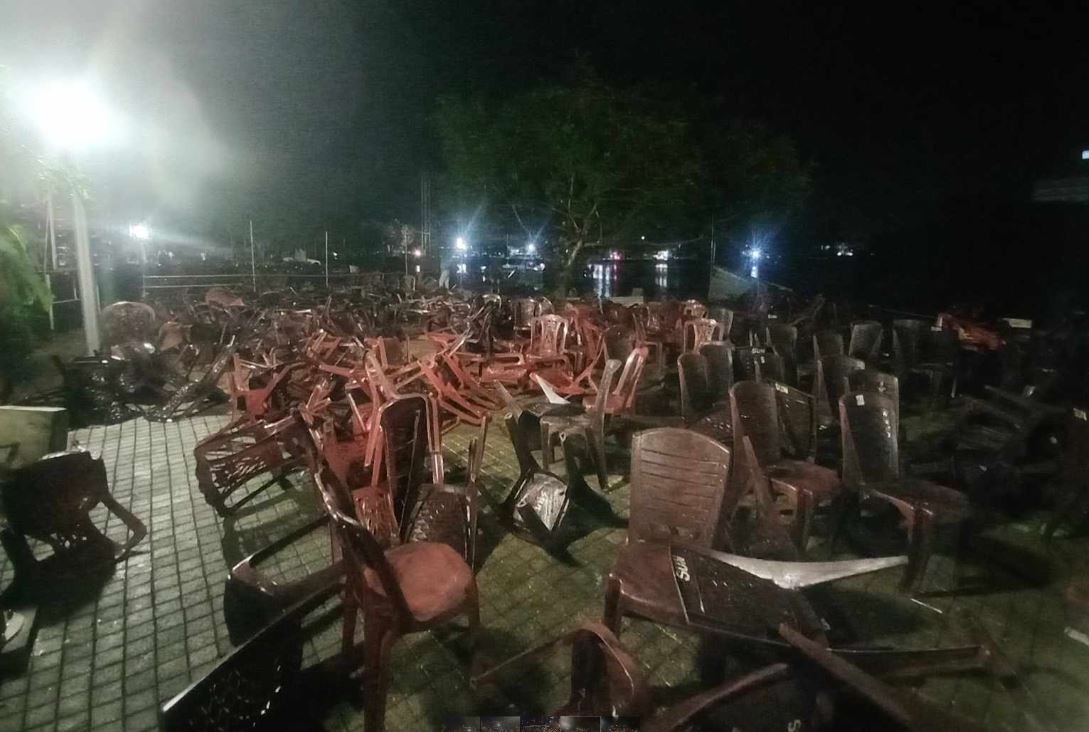 யாழில் திடீரென காற்றுடன் கூடிய மழை – இடைநிறுத்தப்பட்ட இசை நிகழ்வு யாழில் திடீரென காற்றுடன் கூடிய மழை – இடைநிறுத்தப்பட்ட இசை நிகழ்வு