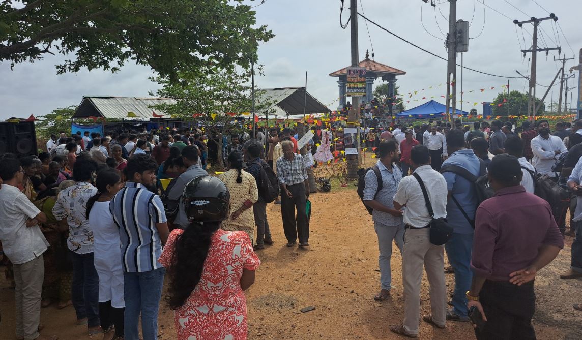 யாழில் அணையா விளக்கு போராட்டம் – இறுதி நாளில் பெருமளவான மக்கள் பங்கேற்பு யாழில் அணையா விளக்கு போராட்டம் – இறுதி நாளில் பெருமளவான மக்கள் பங்கேற்பு