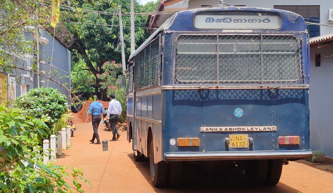 வவுனியா சிறைச்சாலைக்குள் சிஐடியினர் அதிரடி சோதனை வவுனியா சிறைச்சாலைக்குள் சிஐடியினர் அதிரடி சோதனை