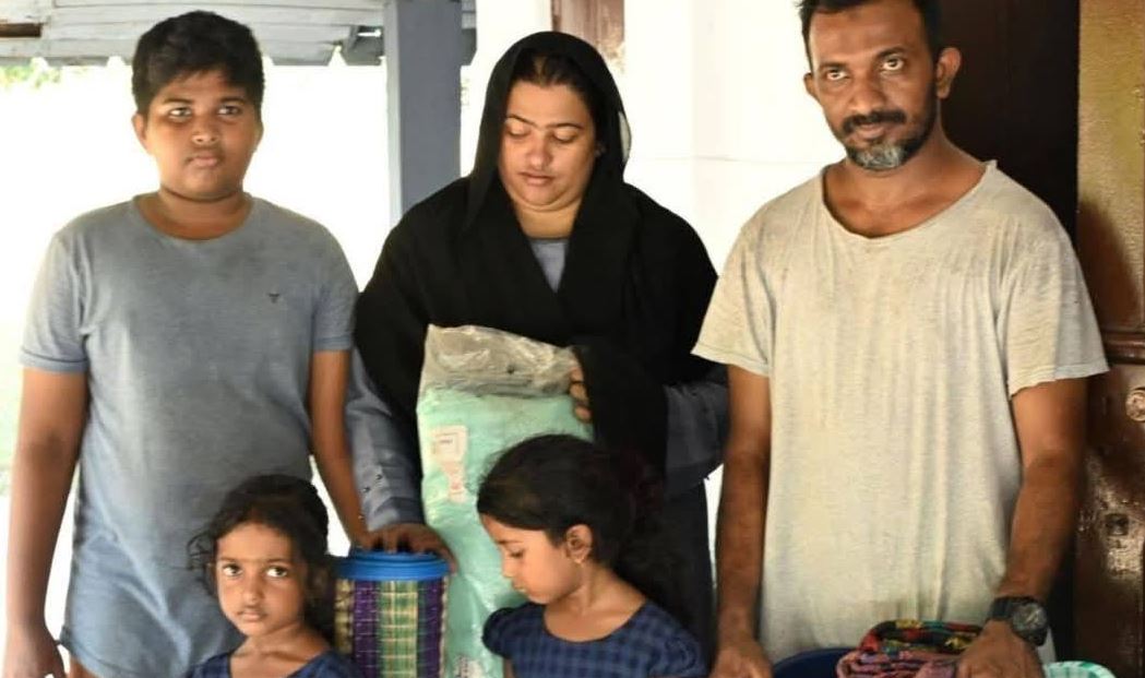கம்பளையைச் சேர்ந்த குடும்பம் ஒன்று படகுமூலம் சென்று இந்தியாவில் தஞ்சம்.! கம்பளையைச் சேர்ந்த குடும்பம் ஒன்று படகுமூலம் சென்று இந்தியாவில் தஞ்சம்.!