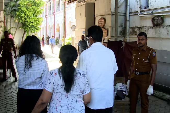 கெஹெலிய, அவரது மனைவி மற்றும் மகள் பிணையில் விடுவிப்பு கெஹெலிய, அவரது மனைவி மற்றும் மகள் பிணையில் விடுவிப்பு