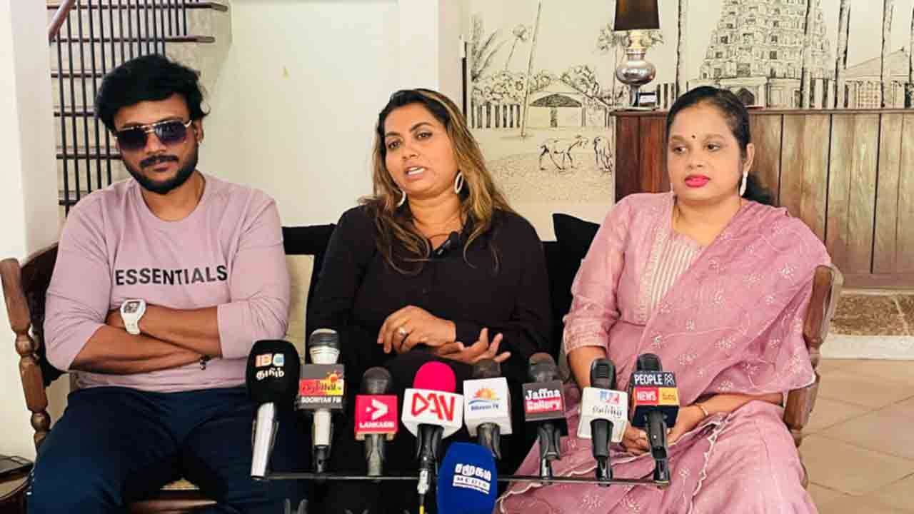 கிளிநொச்சியில் தென்னிந்திய பிரபல பாடகர்கள் கலந்துகொள்ளும் மாபெரும் இசைக் கொண்டாட்டம் இன்று கிளிநொச்சியில் தென்னிந்திய பிரபல பாடகர்கள் கலந்துகொள்ளும் மாபெரும் இசைக் கொண்டாட்டம் இன்று