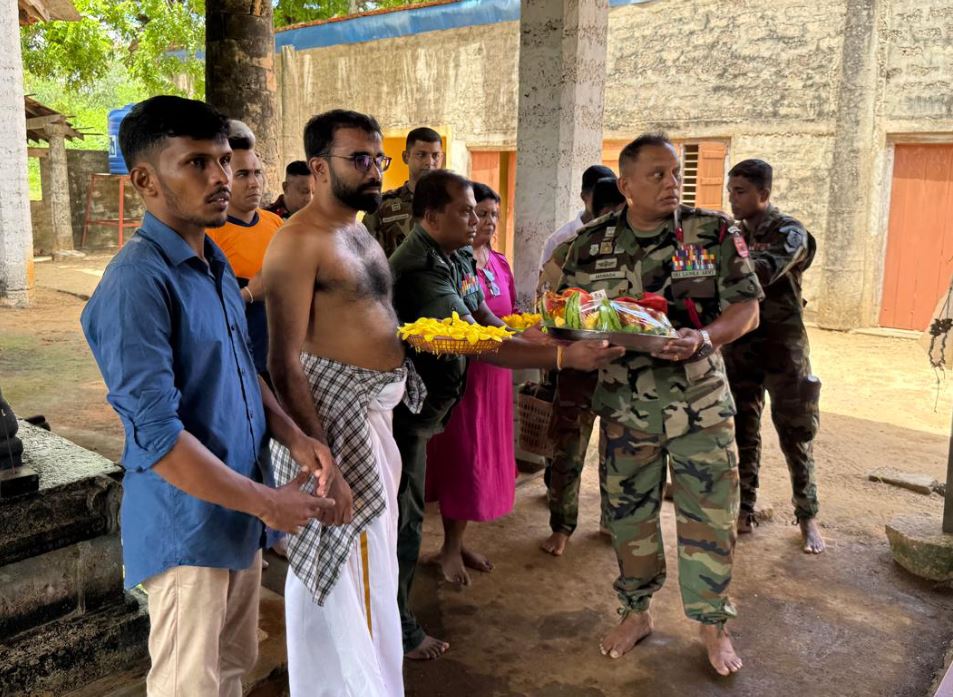 ஸ்ரீ இராஜ இராஜேஸ்வரி அம்மன் ஆலயத்தில் வழிபட படையினர் அனுமதி ஸ்ரீ இராஜ இராஜேஸ்வரி அம்மன் ஆலயத்தில் வழிபட படையினர் அனுமதி