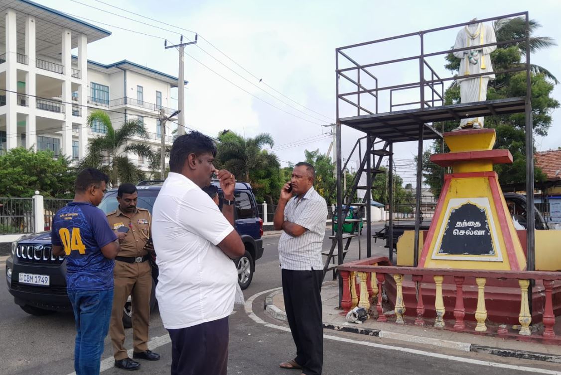 மன்னாரில் தந்தை செல்வாவின் சிலை உடைப்பு!! ஒருவர் கைது மன்னாரில் தந்தை செல்வாவின் சிலை உடைப்பு!! ஒருவர் கைது