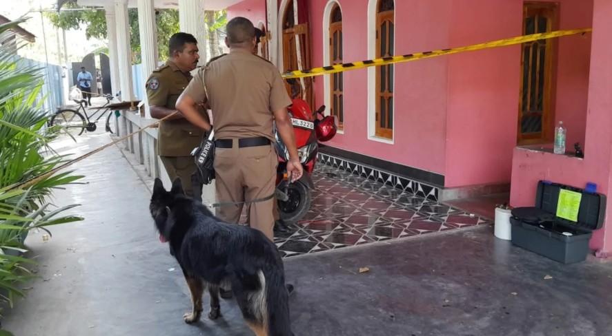 கொடூரமாக கொலை செய்யப்பட்ட 02 பிள்ளைகளின் தாய் – இரட்டைச் சகோதரிகள் கைது கொடூரமாக கொலை செய்யப்பட்ட 02 பிள்ளைகளின் தாய் – இரட்டைச் சகோதரிகள் கைது