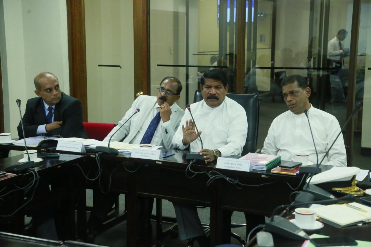 கிழக்கு மாகாண கடற்பரப்புக்குள் இடம்பெறும் கடல் கொள்ளைகள் – தடுக்குமாறு அமைச்சர் சந்திரசேகர் உத்தரவு கிழக்கு மாகாண கடற்பரப்புக்குள் இடம்பெறும் கடல் கொள்ளைகள் – தடுக்குமாறு அமைச்சர் சந்திரசேகர் உத்தரவு