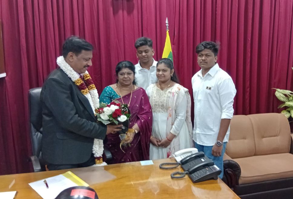 யாழ் மாவட்ட அரச அதிபராக பிரதீபன் சம்பிரதாயபூர்வமாக பொறுப்பேற்றார் யாழ் மாவட்ட அரச அதிபராக பிரதீபன் சம்பிரதாயபூர்வமாக பொறுப்பேற்றார்