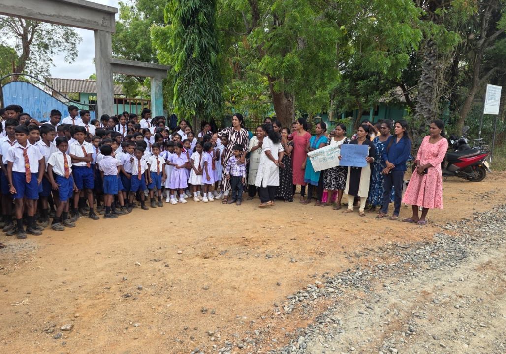 வவுனியாவில் அதிபரை இடமாற்றம் செய்யக் கோரி ஆர்ப்பாட்டம்! வவுனியாவில் அதிபரை இடமாற்றம் செய்யக் கோரி ஆர்ப்பாட்டம்!