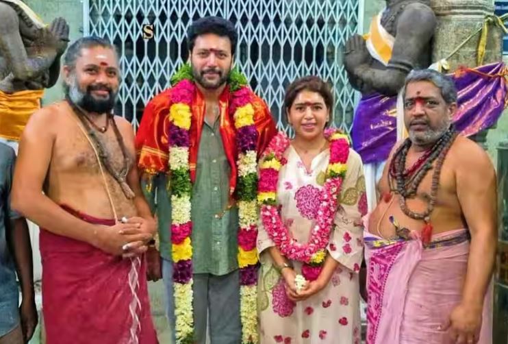 மாலையும் கழுத்துமாக ரவி, கெனிஷா – வைரலாகும் புகைப்படம் மாலையும் கழுத்துமாக ரவி, கெனிஷா – வைரலாகும் புகைப்படம்