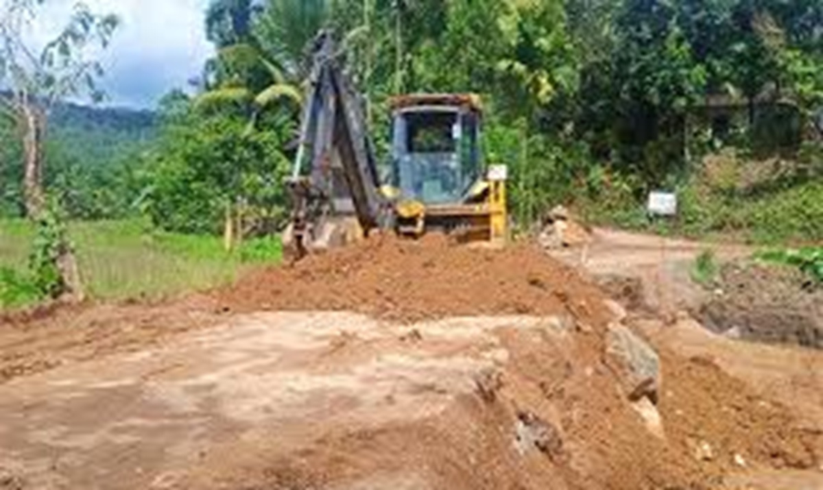 பல பகுதிகளில், வீதிகளை மேம்படுத்தும் செயற்றிட்டம் ஆரம்பம் பல பகுதிகளில், வீதிகளை மேம்படுத்தும் செயற்றிட்டம் ஆரம்பம்