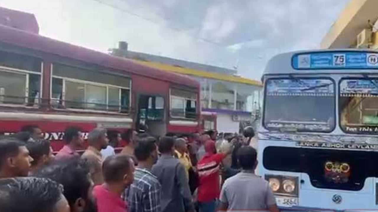 பொலனறுவையில் அரச – தனியார் பேருந்து ஊழியர்களிடையே மோதல் பொலனறுவையில் அரச – தனியார் பேருந்து ஊழியர்களிடையே மோதல்