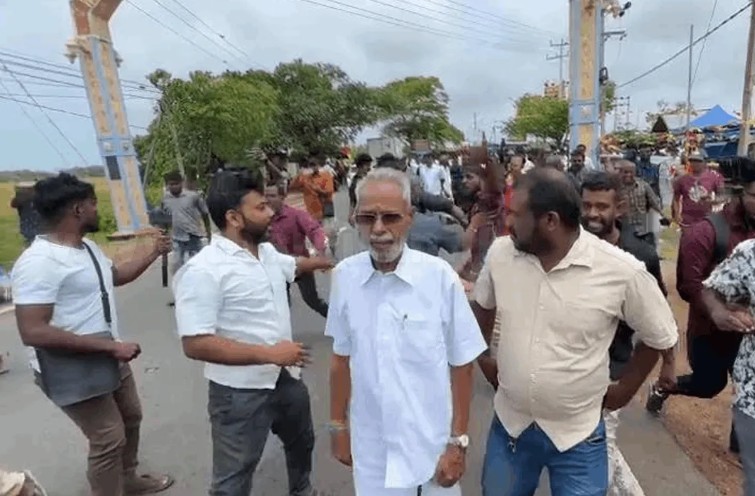 செம்மணி போராட்டக் களத்தில் பதற்றம் – சிவஞானம் உள்ளிட்ட சிலரை வெளியேற்றிய மக்கள் செம்மணி போராட்டக் களத்தில் பதற்றம் – சிவஞானம் உள்ளிட்ட சிலரை வெளியேற்றிய மக்கள்