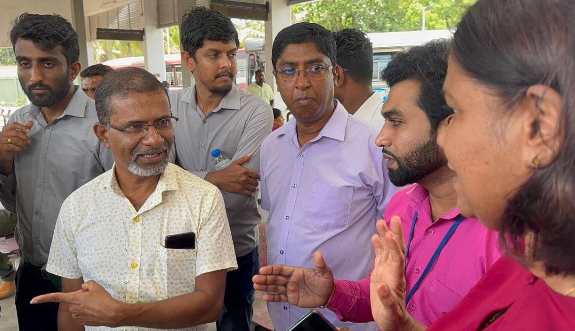 வவுனியாவில் புதிய பேருந்து நிலையத்தினை முற்றுகையிட்ட விற்பனை முகவர்கள் – பிரதி அமைச்சர் தலையீடு வவுனியாவில் புதிய பேருந்து நிலையத்தினை முற்றுகையிட்ட விற்பனை முகவர்கள் – பிரதி அமைச்சர் தலையீடு