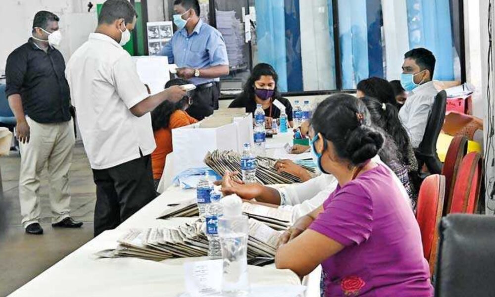 அரச ஊழியர்கள் அனைவரும் முகக்கவசம் அணியுமாறு அறிவுறுத்தல் அரச ஊழியர்கள் அனைவரும் முகக்கவசம் அணியுமாறு அறிவுறுத்தல்