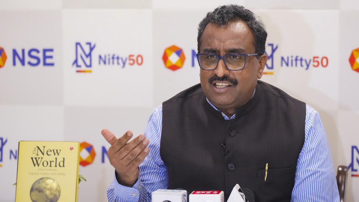 சீனாவுக்கு எதிராக இந்தியாவை திருப்புவதற்கான அமெரிக்காவின் முயற்சியே 25% வரி விதிப்பு – ராம் மாதவ் சீனாவுக்கு எதிராக இந்தியாவை திருப்புவதற்கான அமெரிக்காவின் முயற்சியே 25% வரி விதிப்பு – ராம் மாதவ்