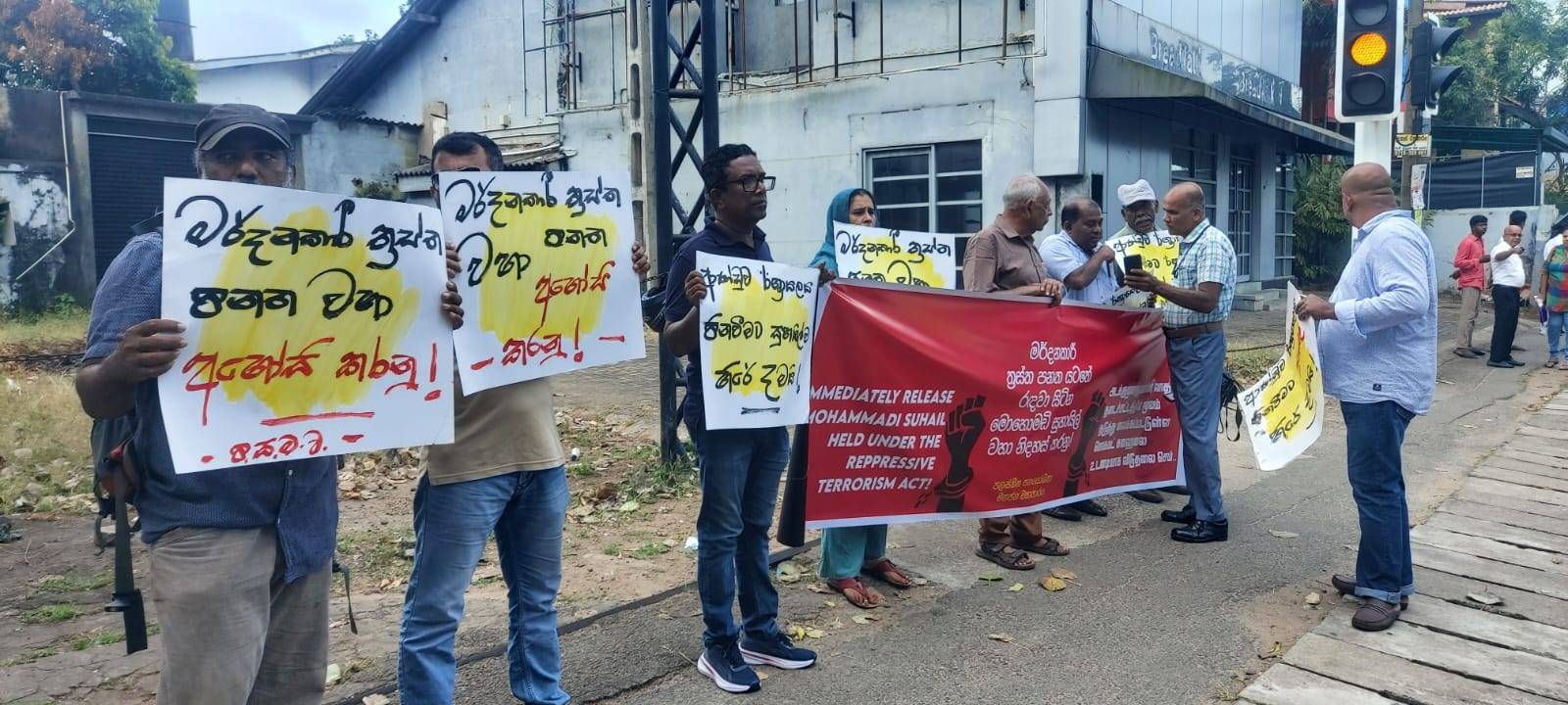 நீதிமன்றம் முன்பாக ஆர்ப்பாட்டம்: PTA-வின் கீழ் 9 மாதங்கள் தடுத்து வைக்கப்பட்ட முஸ்லிம் இளைஞருக்கு பிணை