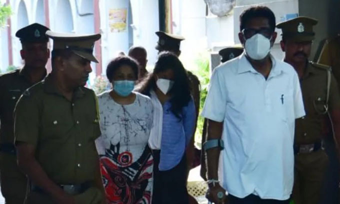 கெஹெலியவும் குடும்பத்தினரும் சிக்கினார்கள் – குற்றப்பத்திரிகைகள் கையளிப்பு