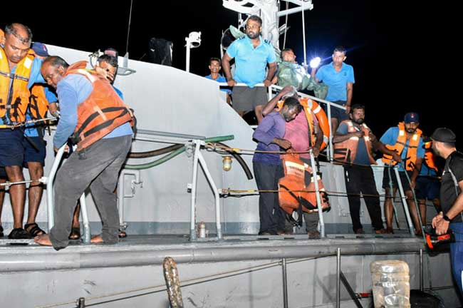 கடலில் சிக்கிய மீனவர்களை பாதுகாப்பாக மீட்ட கடற்படை கடலில் சிக்கிய மீனவர்களை பாதுகாப்பாக மீட்ட கடற்படை