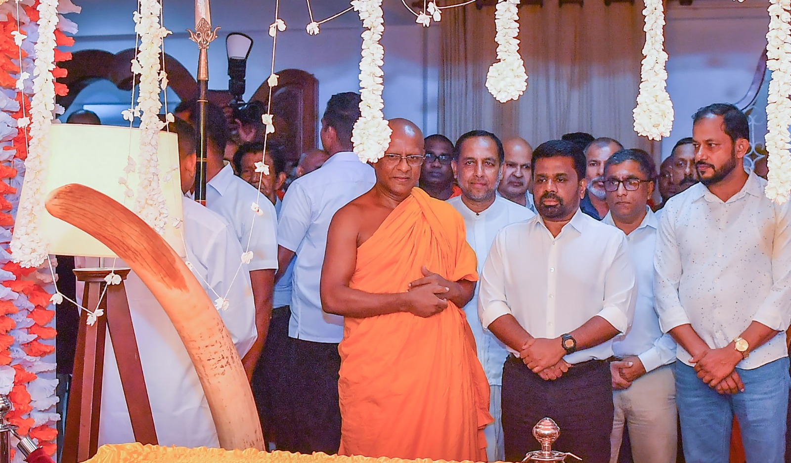 ஆனமடுவ ஸ்ரீ தம்மதஸ்ஸி அனுநாயக்க தேரரின் புனித பூதவுடலுக்கு ஜனாதிபதி இறுதி அஞ்சலி ஆனமடுவ ஸ்ரீ தம்மதஸ்ஸி அனுநாயக்க தேரரின் புனித பூதவுடலுக்கு ஜனாதிபதி இறுதி அஞ்சலி