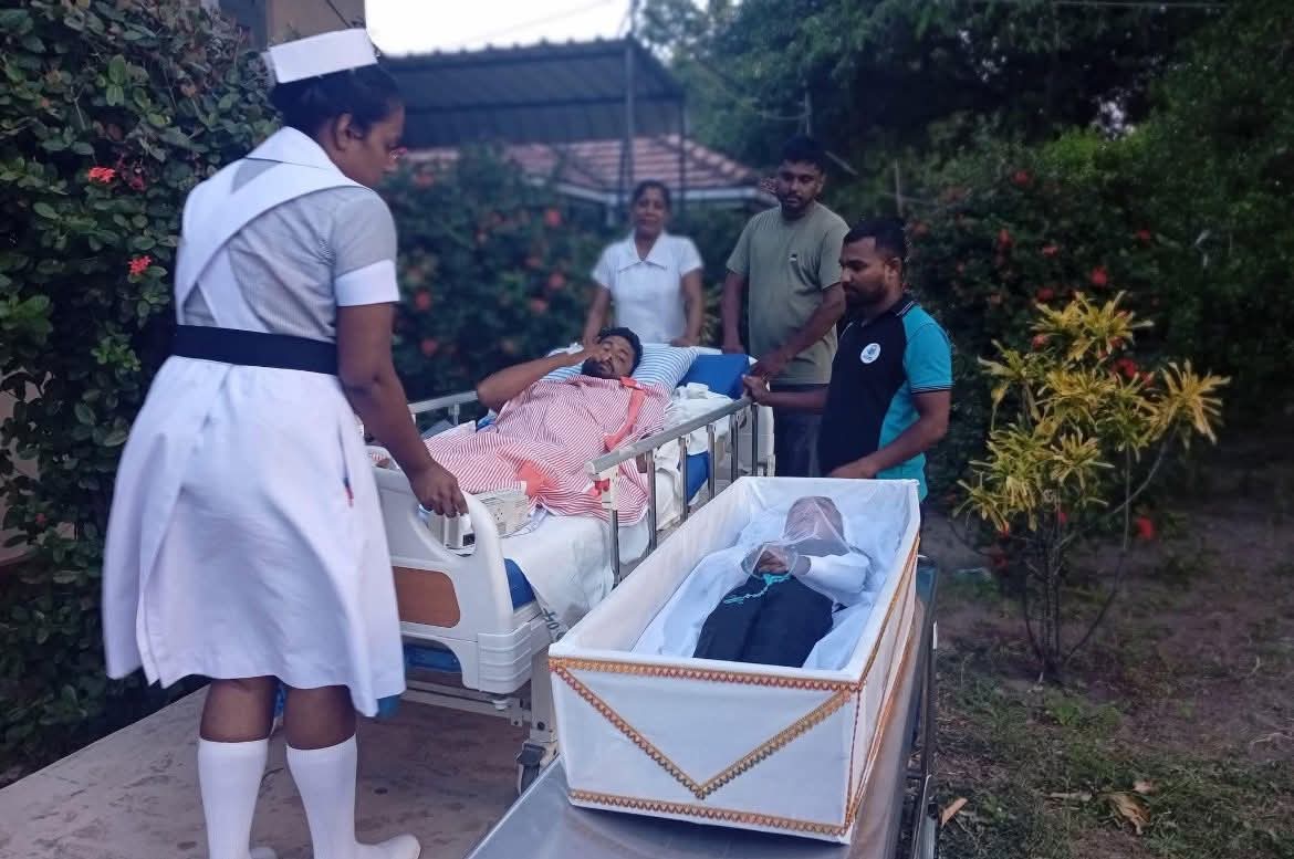 மன்னார் கோர விபத்து; உயிரிழந்த மகனின் உடலை பார்த்து கதறிய தந்தை மன்னார் கோர விபத்து; உயிரிழந்த மகனின் உடலை பார்த்து கதறிய தந்தை
