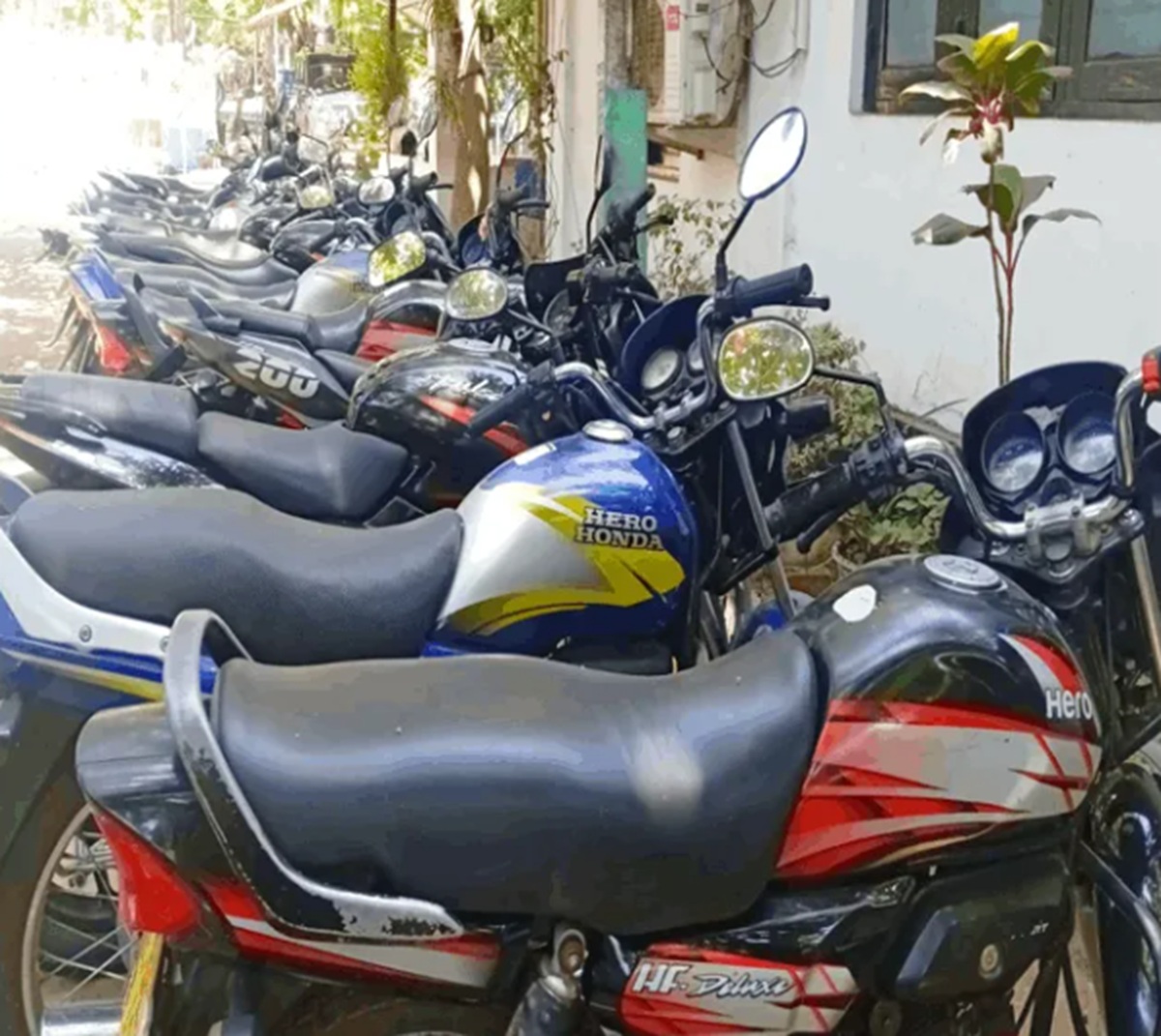 காத்தான்குடியில் போக்குவரத்து விதிமுறைகளை மீறிய குற்றச்சாட்டில் 13 சைக்கிள்கள் பறிமுதல் காத்தான்குடியில் போக்குவரத்து விதிமுறைகளை மீறிய குற்றச்சாட்டில் 13 சைக்கிள்கள் பறிமுதல்