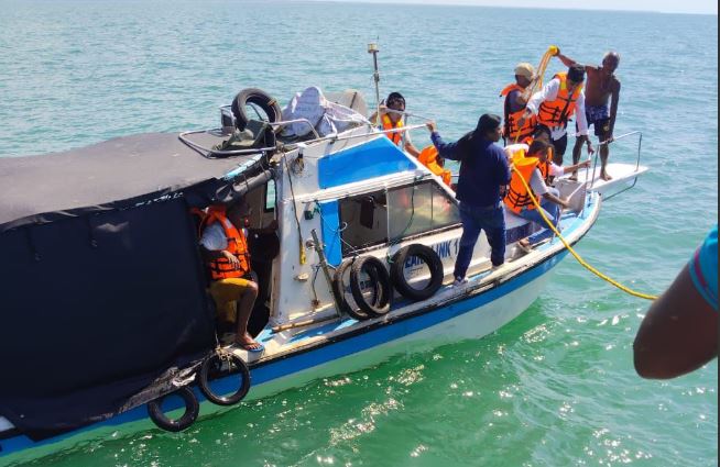 யாழில் சுற்றுலா பயணிகளை அழைத்து வந்த படகு கடலில் மூழ்கியது – 14 பேர் மயிரிழையில் உயிர்பிழைப்பு யாழில் சுற்றுலா பயணிகளை அழைத்து வந்த படகு கடலில் மூழ்கியது – 14 பேர் மயிரிழையில் உயிர்பிழைப்பு