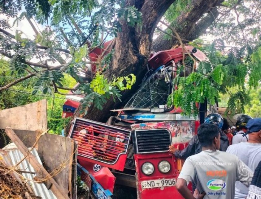 கொழும்பு நோக்கி பயணித்த பேருந்து விபத்துக்குள்ளனாதில் 21 பேர் வைத்தியசாலையில் கொழும்பு நோக்கி பயணித்த பேருந்து விபத்துக்குள்ளனாதில் 21 பேர் வைத்தியசாலையில்