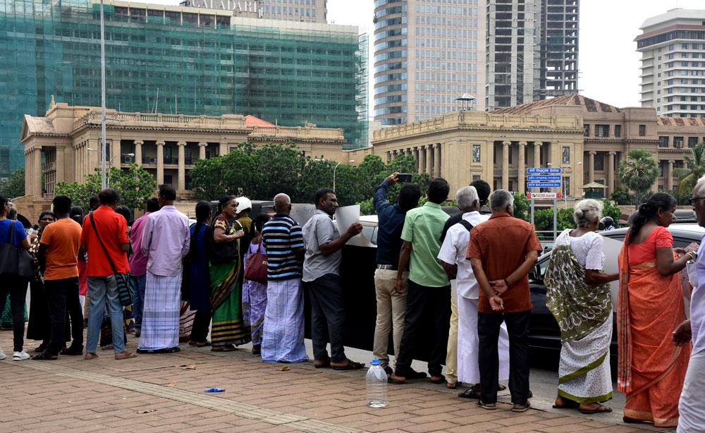 வடக்கில் காணிகளை விடுவிக்க கோரி ஜனாதிபதி செயலகம் முன் போராட்டம்