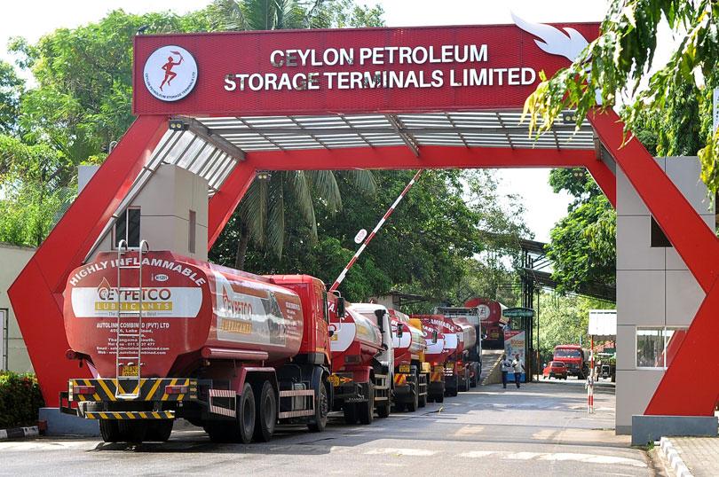 இலங்கையில் எரிபொருள் விநியோகம் பாதிக்கும் அபாயம் இலங்கையில் எரிபொருள் விநியோகம் பாதிக்கும் அபாயம்